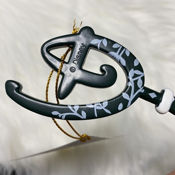 New Disney Store Opening Key Green Ivy Vine Evergreen Plastic Key Rare - Picture 4 of 7